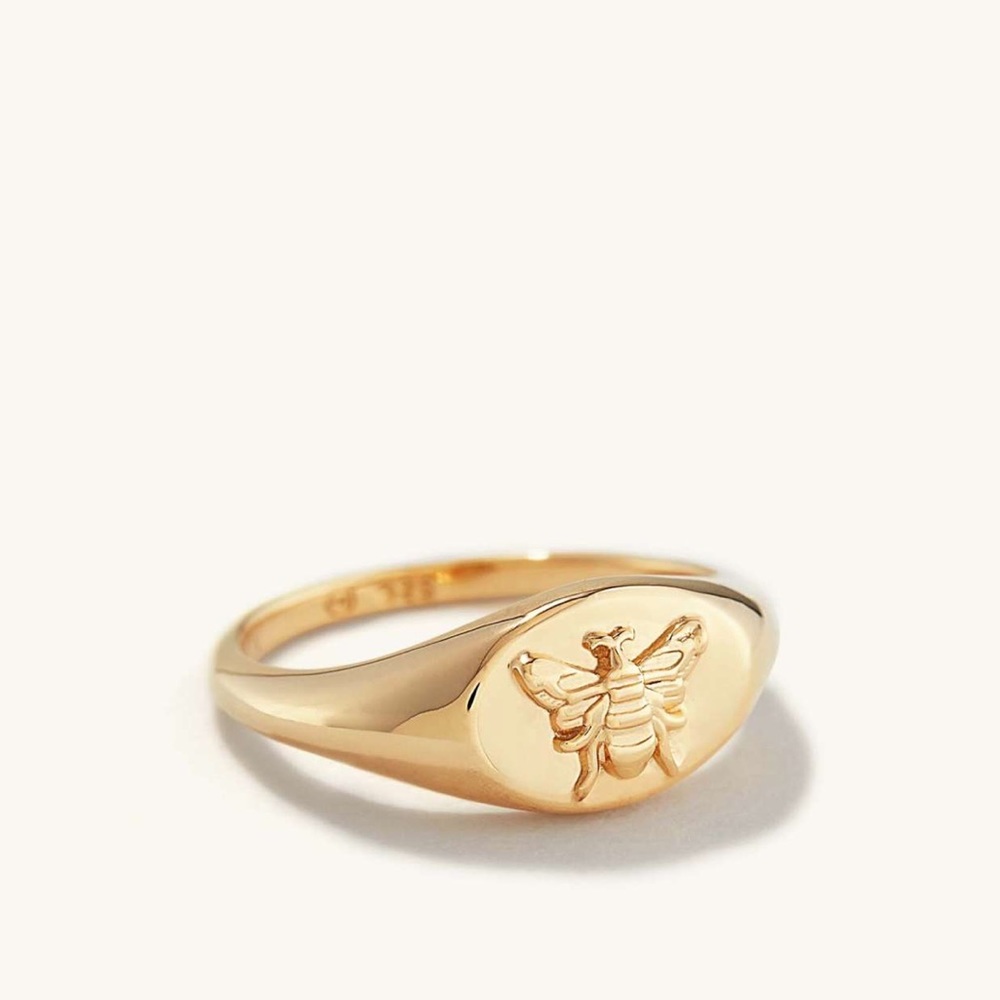 Mejuri bee pinky ring